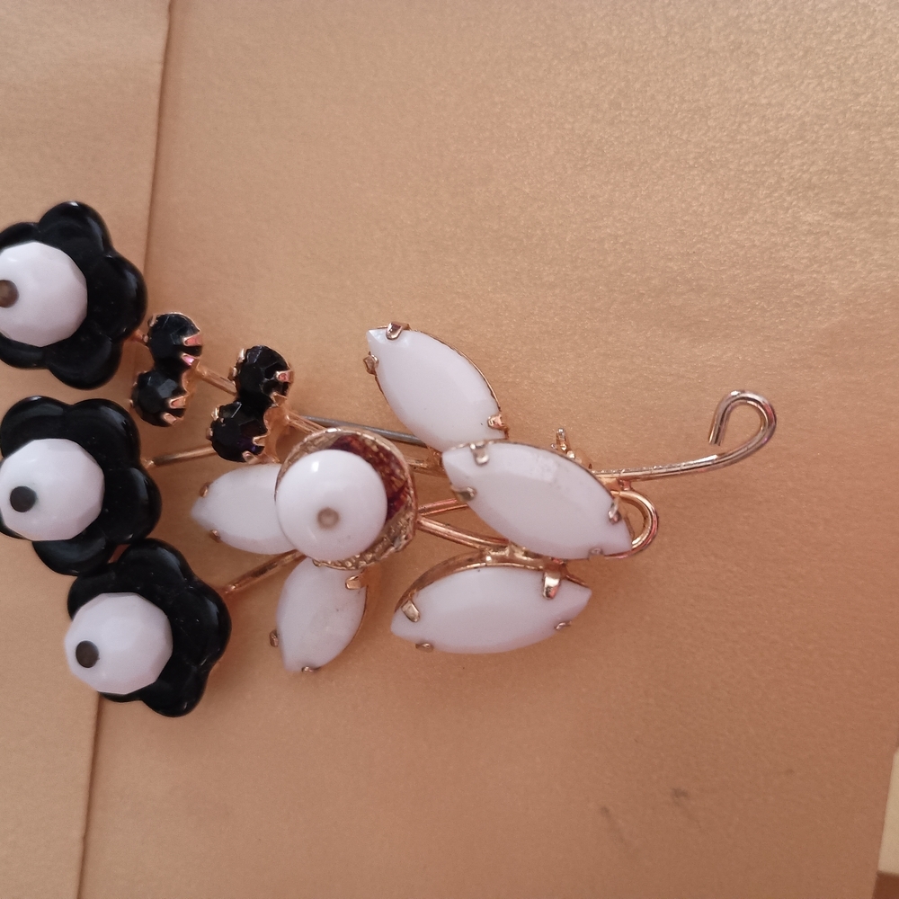 Juliana. Elegant Black and White Floral Brooch